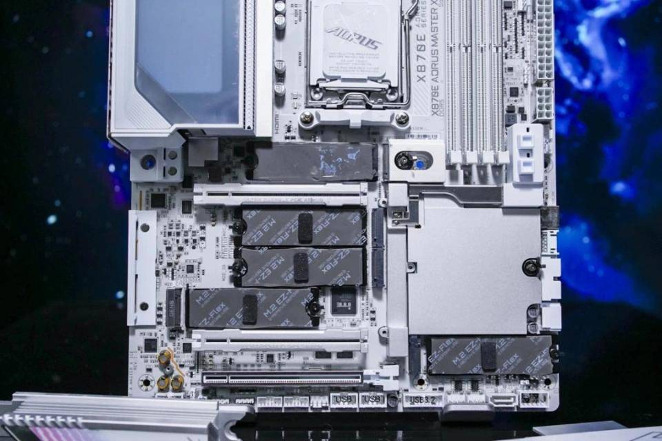 X3D系列主板免费提升游戏性能不朽情缘高端主板“模范生”技嘉(图9)